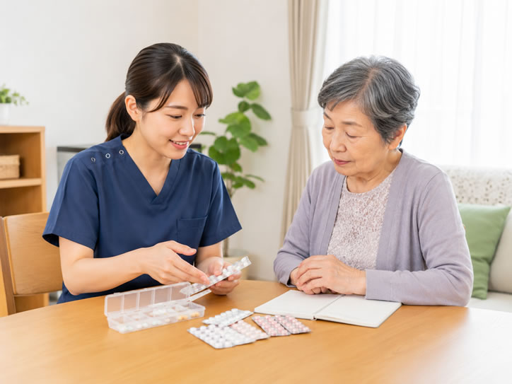 訪問看護師が利用者に薬の管理方法を説明している様子